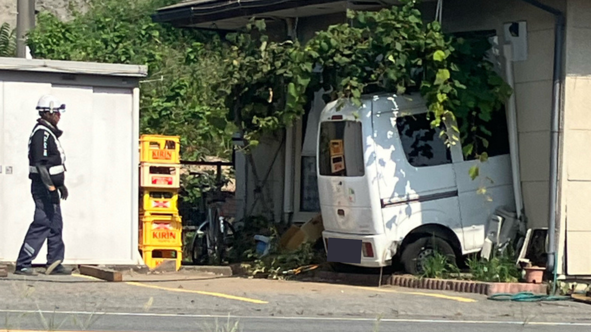大きな音で地震だと思った」 中華料理店に軽ワゴン突っ込む 71歳男性が