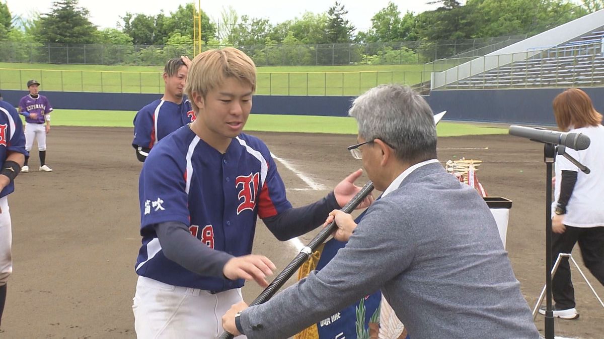 閉会式では優勝旗が手渡された