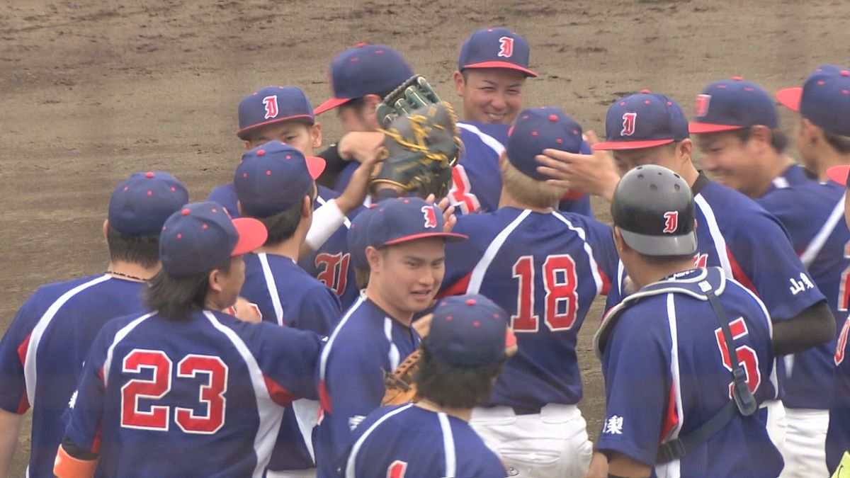 勝利の瞬間 ナインがマウンドに駆け寄る