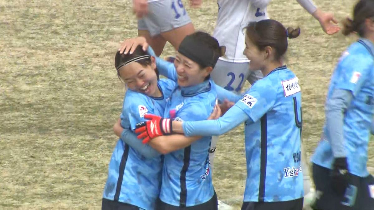 先制を仲間と喜び合う内田選手（左）