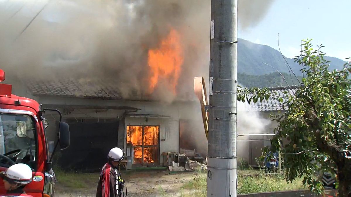 燃え上がる炎…甲州市で住宅1棟を全焼 住人不在でけが人なし 山梨市では枯れ草火災も 山梨県