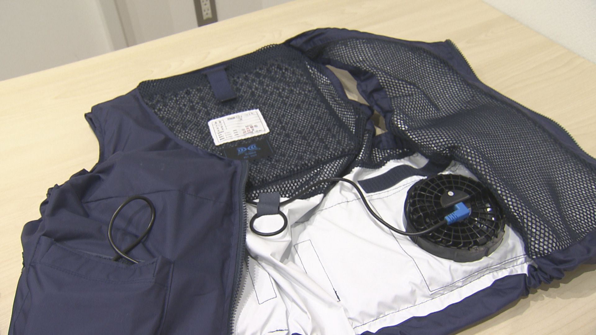 体冷やして冷静に対応」ファン付きベストを試験導入 警察官の暑さ対策