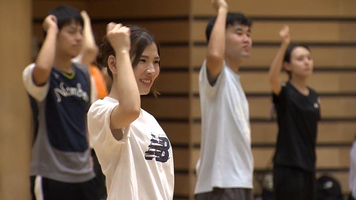 楽しい夏休み…先生はダンス特訓！ヒット曲で“集団演技” 運動会へ振り付け学ぶ 山梨県