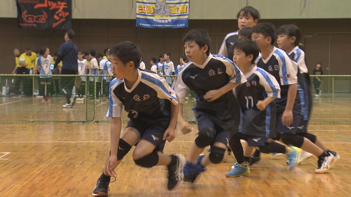 富士山の麓で小学生ドッジボーラー熱戦 攻守に息の合ったプレーで勝利目指す 山梨県