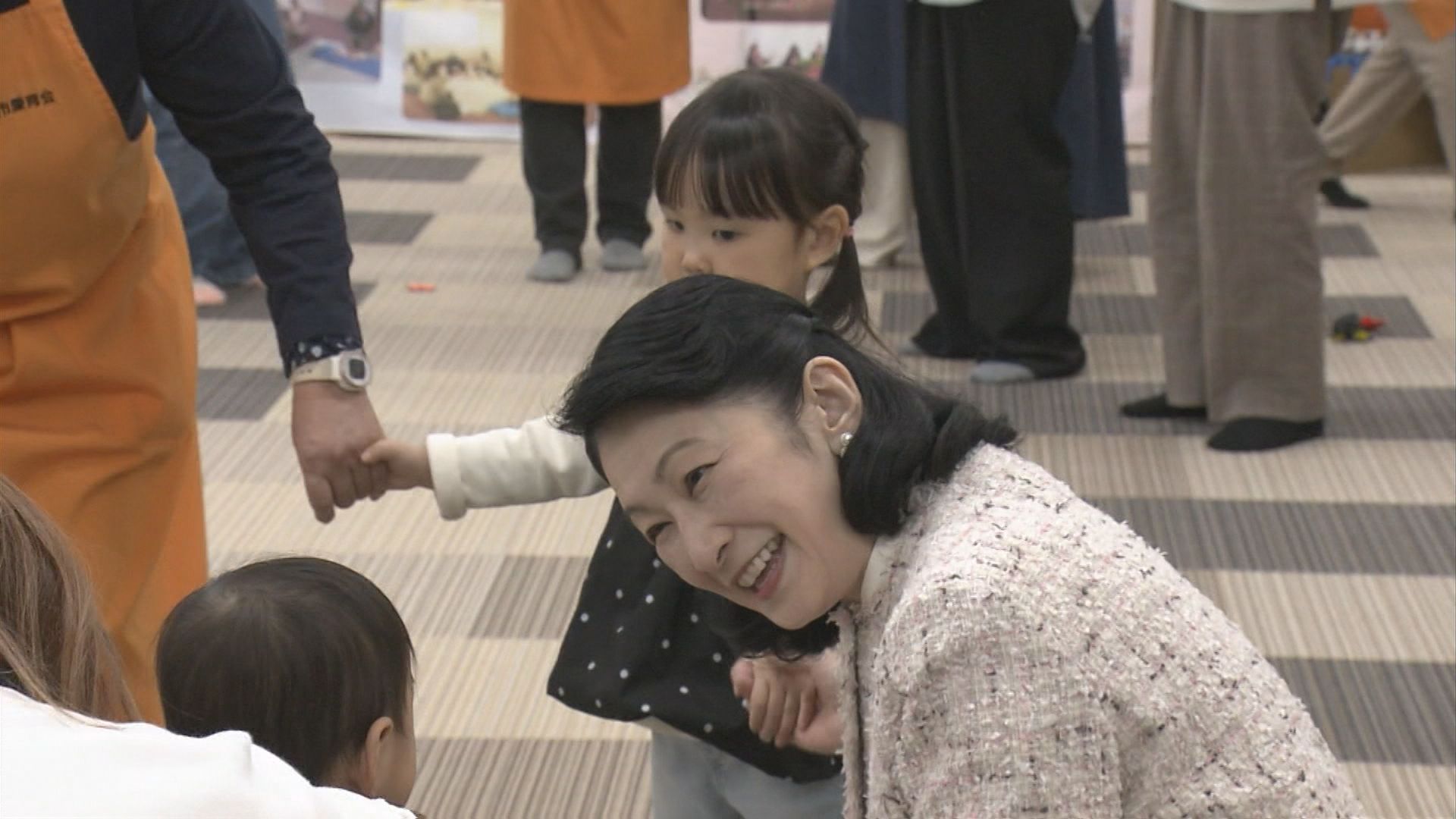 秋篠宮妃紀子さまが子育て支援施設など視察 手遊びで親子と交流 11年