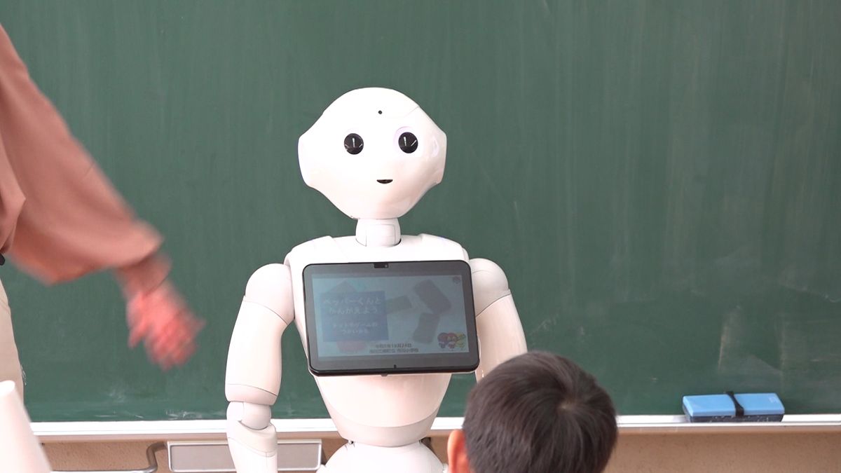 市川小で児童が人型ロボット「ペッパー」とゲームやスマホの使い方学ぶ 山梨県