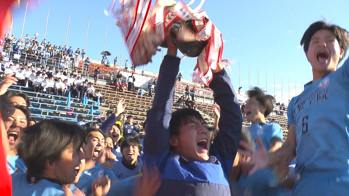 山梨学院が接戦制し2年ぶり10回目の全国へ 高校サッカー山梨県大会 途中出場・小河原が決勝ヘッド