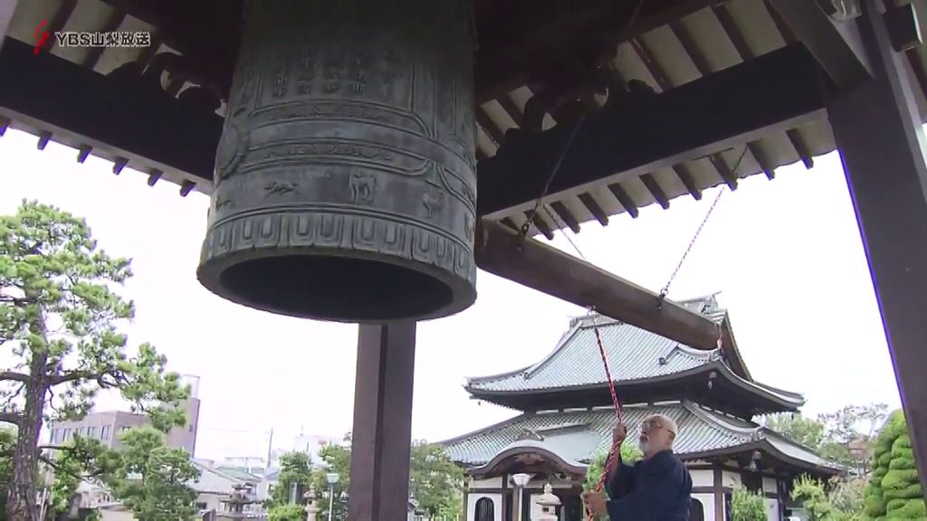 甲府空襲80回忌 「いしずえ地蔵」に線香手向ける 山梨県