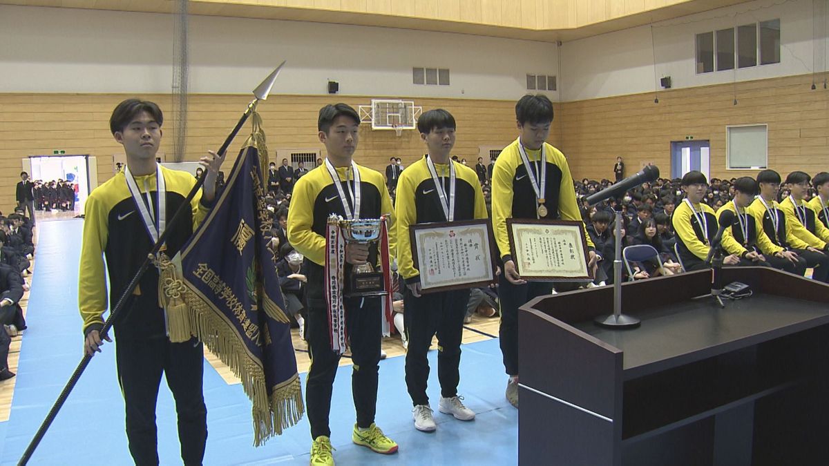 目指すは2年連続の「3冠」 駿台甲府ハンドボール部が選抜大会連覇を報告 山梨