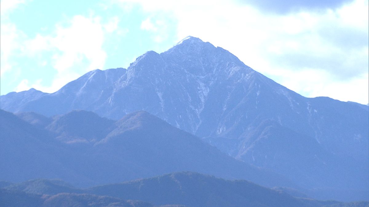 甲斐駒ヶ岳の初冠雪を観測 平年に比べ14日遅く 甲府地方気象台 山梨県