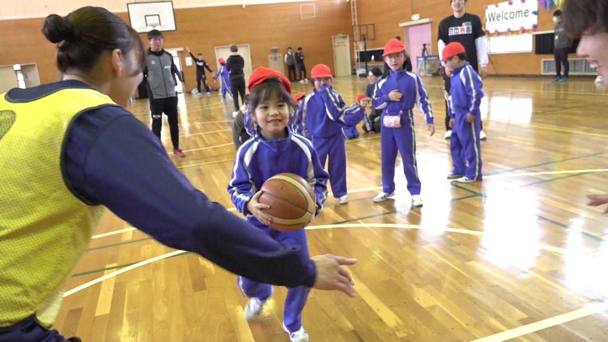 女子バスケ山梨クィーンビーズがろう学校で出前授業 山梨県