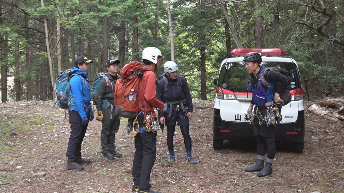 捜索に向かう山岳救助隊員（28日早朝撮影）