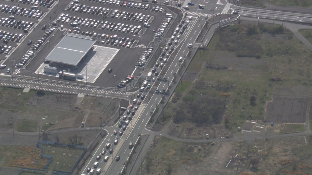 山梨のコストコ オープン後初の週末 午後から駐車場待ちの車列 一部で渋滞も 山梨