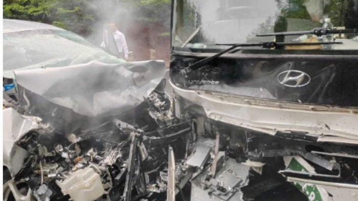 【衝突の瞬間映像】富士スバルラインで観光バスとワゴン車が正面衝突 外国人6人けが 山梨 