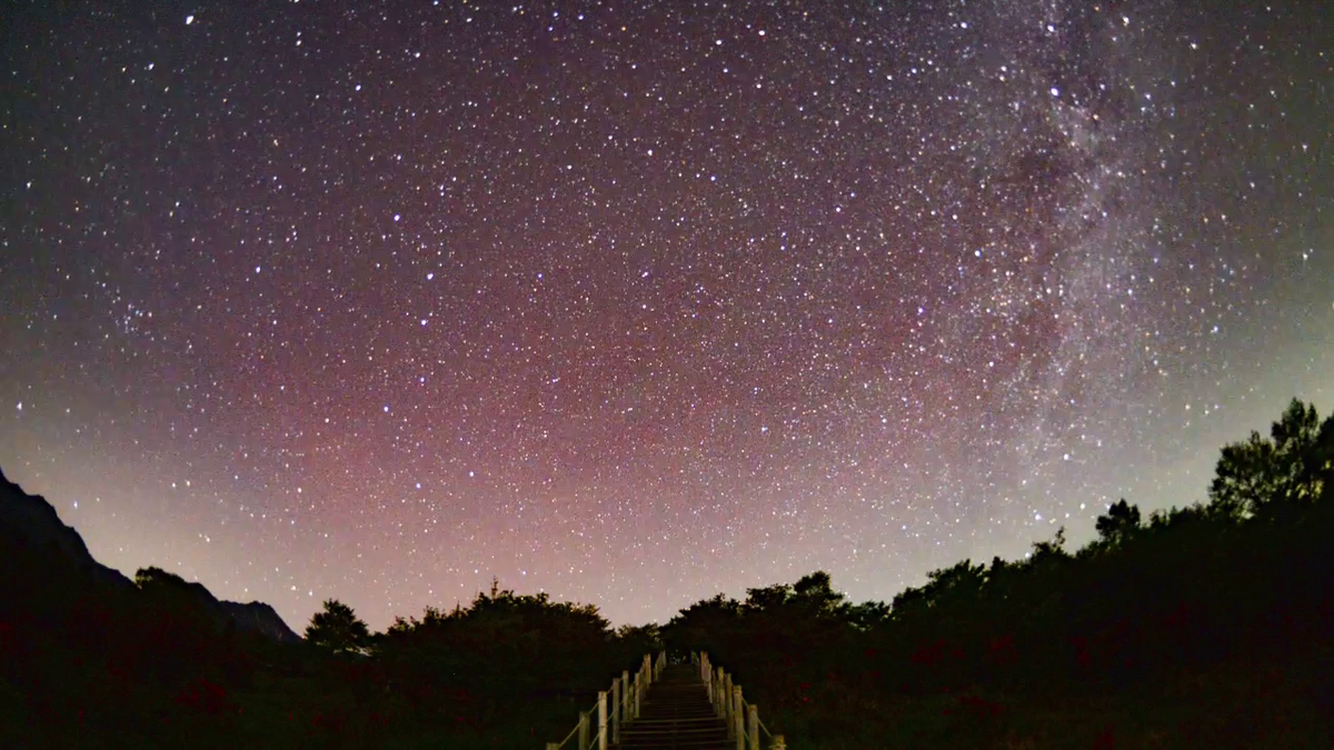 山梨で「オーロラ」撮影か 星空にかかった“赤いベール” 専門家は「非常
