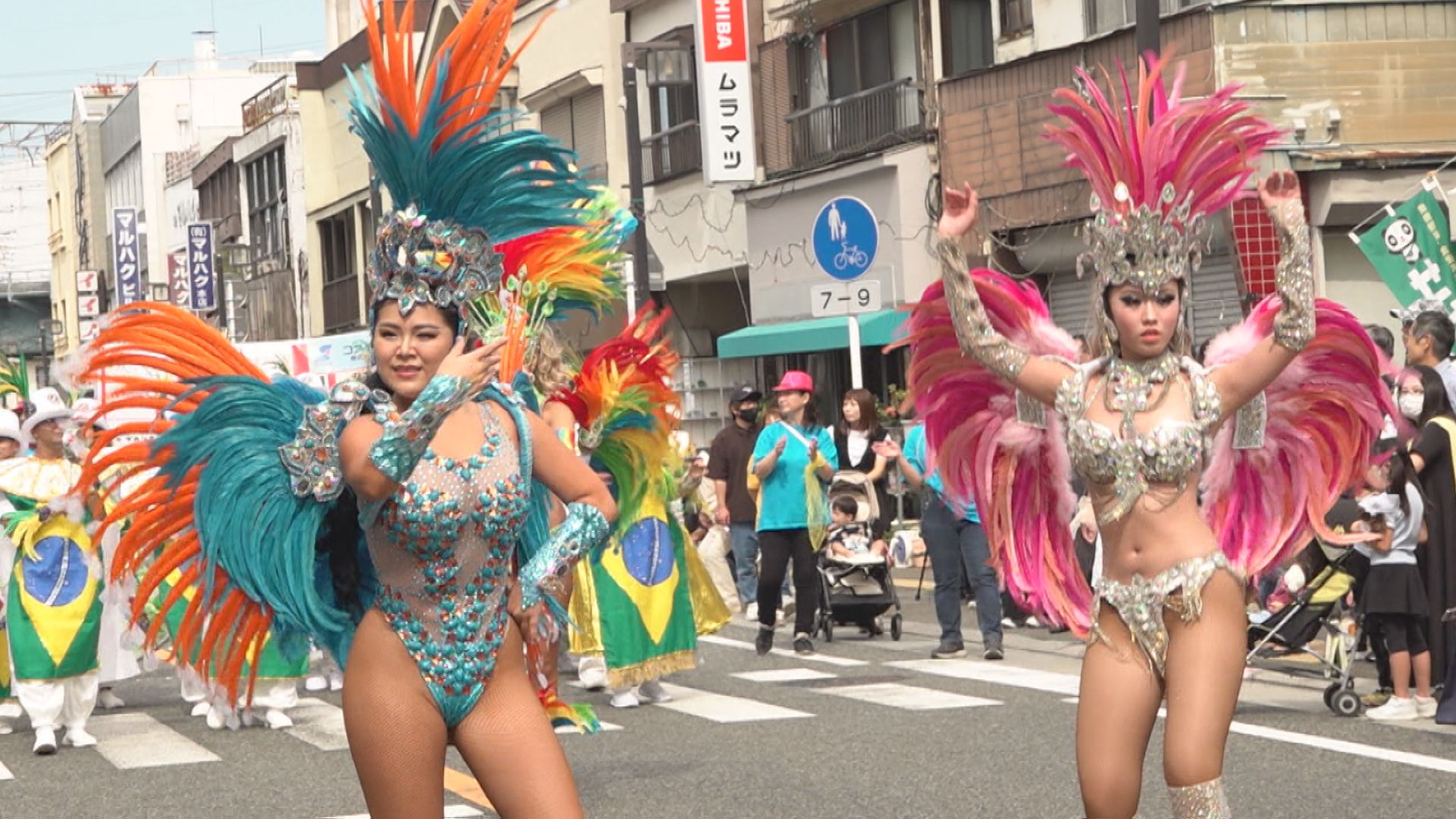 商店街でサンバパレード 華麗なダンスに会場沸く VF甲府イベントも