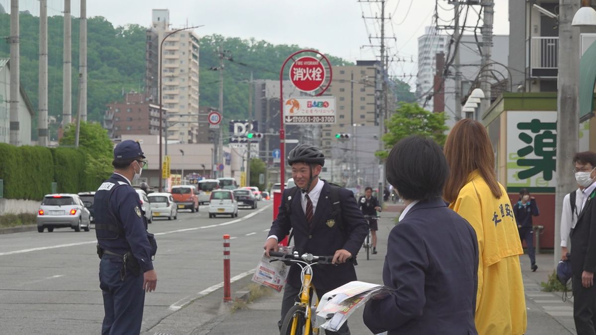 ＧＷ中の事故防止へ 甲府で街頭キャンペーン 自転車ヘルメット着用など呼びかけ 山梨県