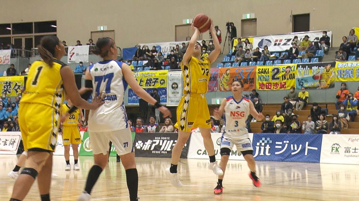 終盤でシュートを決める出原選手