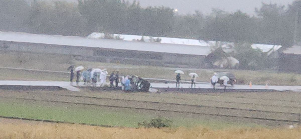 車が側溝に脱輪し全焼  車内から性別不明の遺体 山梨