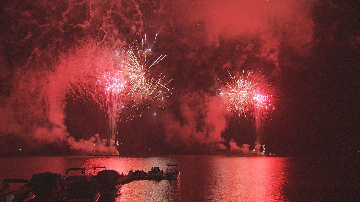 山中湖で「報湖祭」2万発の大輪が湖面と夜空彩る 富士五湖の花火大会始まる 山梨県