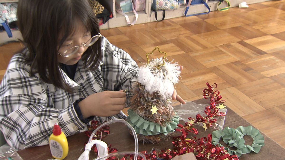 郡内織物の端材を再利用 富士吉田市の小学校でクリスマスツリーづくり 山梨県