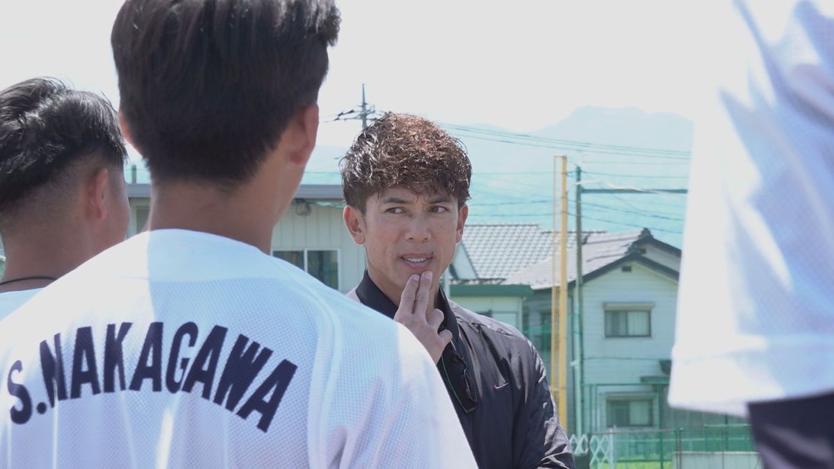 「すごい選手」前西武監督・松井稼頭央さんが高校生を指導 華麗なグラブさばき披露 山梨