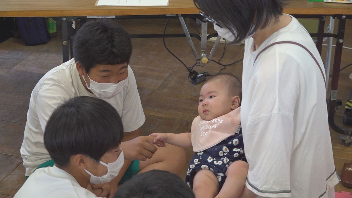 中学生が赤ちゃんと触れ合う体験授業 重り付け妊婦の負担も実感  山梨・富士川町 