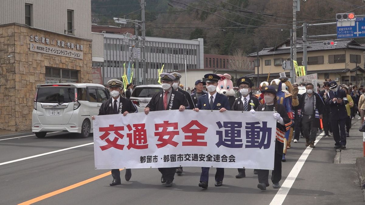 5年ぶりとなった交通安全パレード 約300人が参加 山梨県都留市