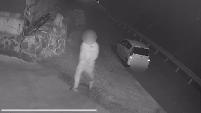 バッテリーを両手に抱え…養豚場で盗難相次ぐ 防犯カメラが捉えた犯行の一部始終 山梨