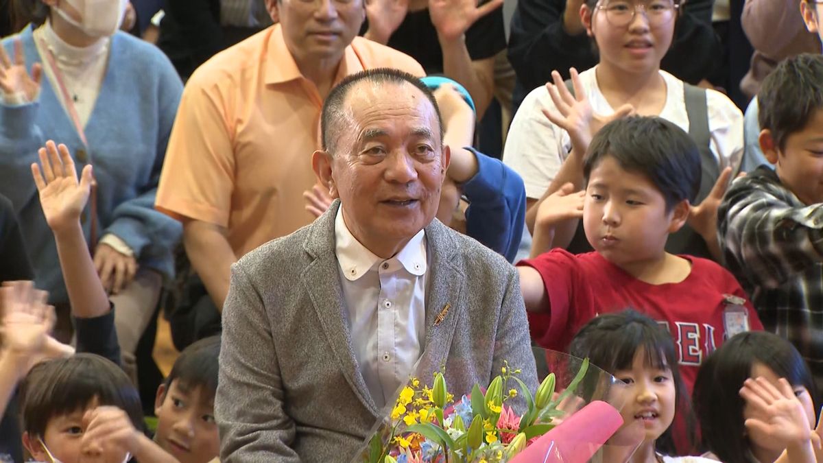 卒業生・小遊三さんが母校で講演 大月市の鳥沢小で創立150年記念式典 山梨県
