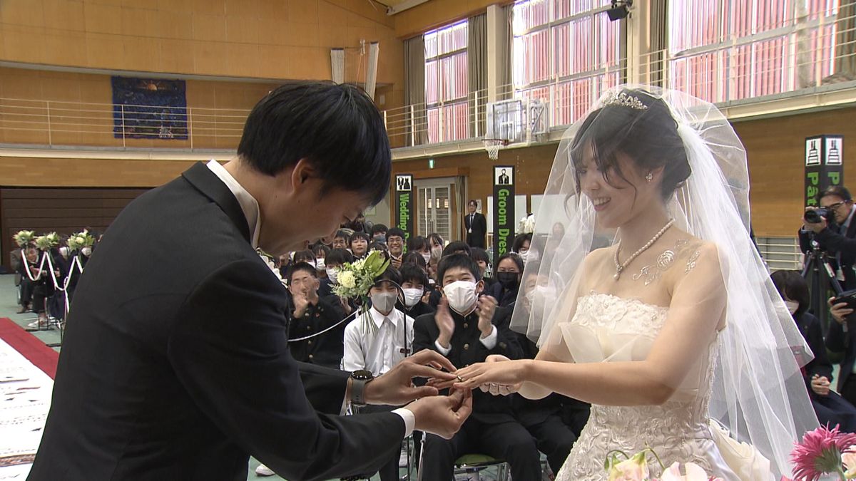 「模擬結婚式」の新郎と新婦は？ 甲斐市の敷島中学校 生徒たちがヘアメイクや衣装選びを体験 山梨県