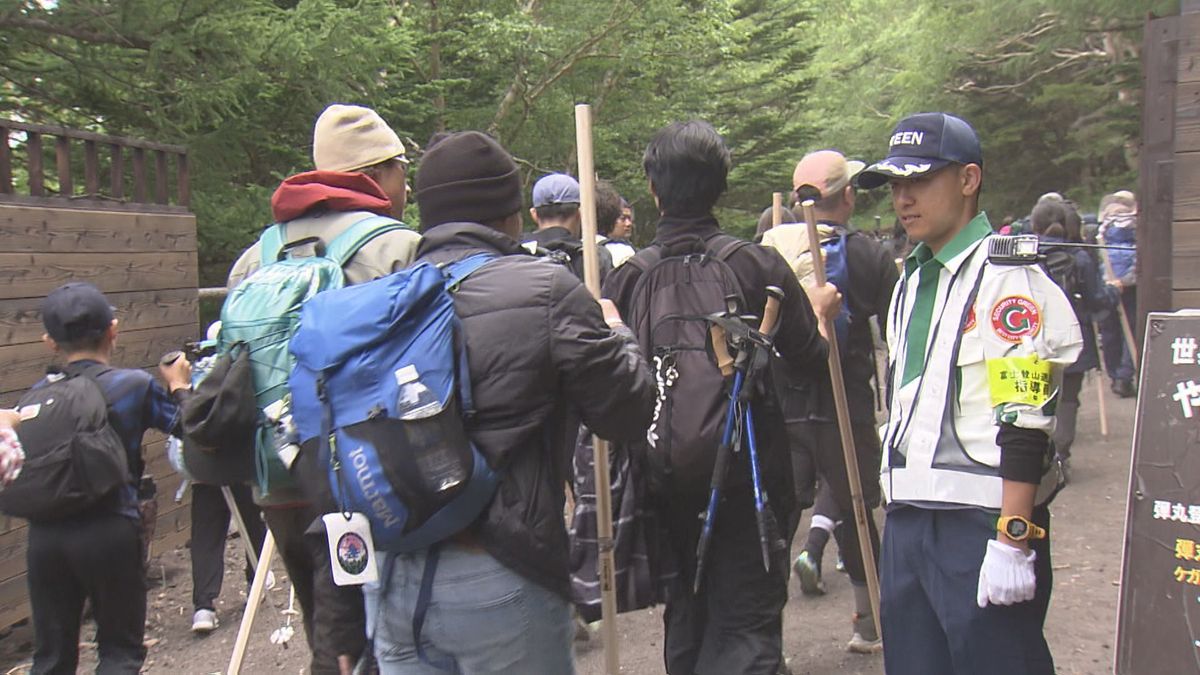 地元関係者「観光客減る」来シーズンの富士山 ゲート閉鎖前倒しに懸念の声   山梨