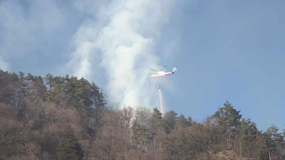 また山林火災  延焼続く 消防団員1人を搬送 5日朝から消火活動再開 山梨・北杜市