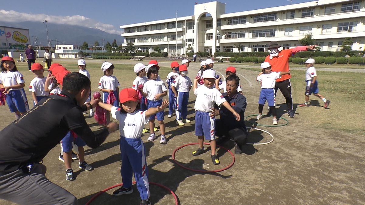 「もっと楽しい体育の授業」 甲斐市の小学校で児童がボールの投げ方コツ学ぶ 山梨県