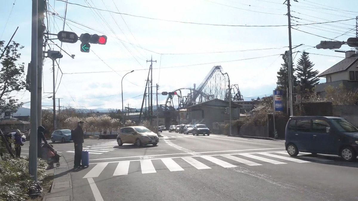 トラックにはねられ80代男性が重体 国道交差点をななめに横断中 トラック側の信号は青 山梨