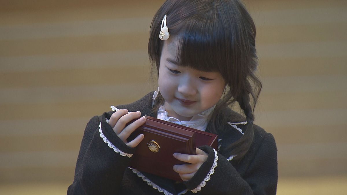 「つらい時は聞きながら頑張る」県立盲学校 卒業生に善意のオルゴール今年も 山梨