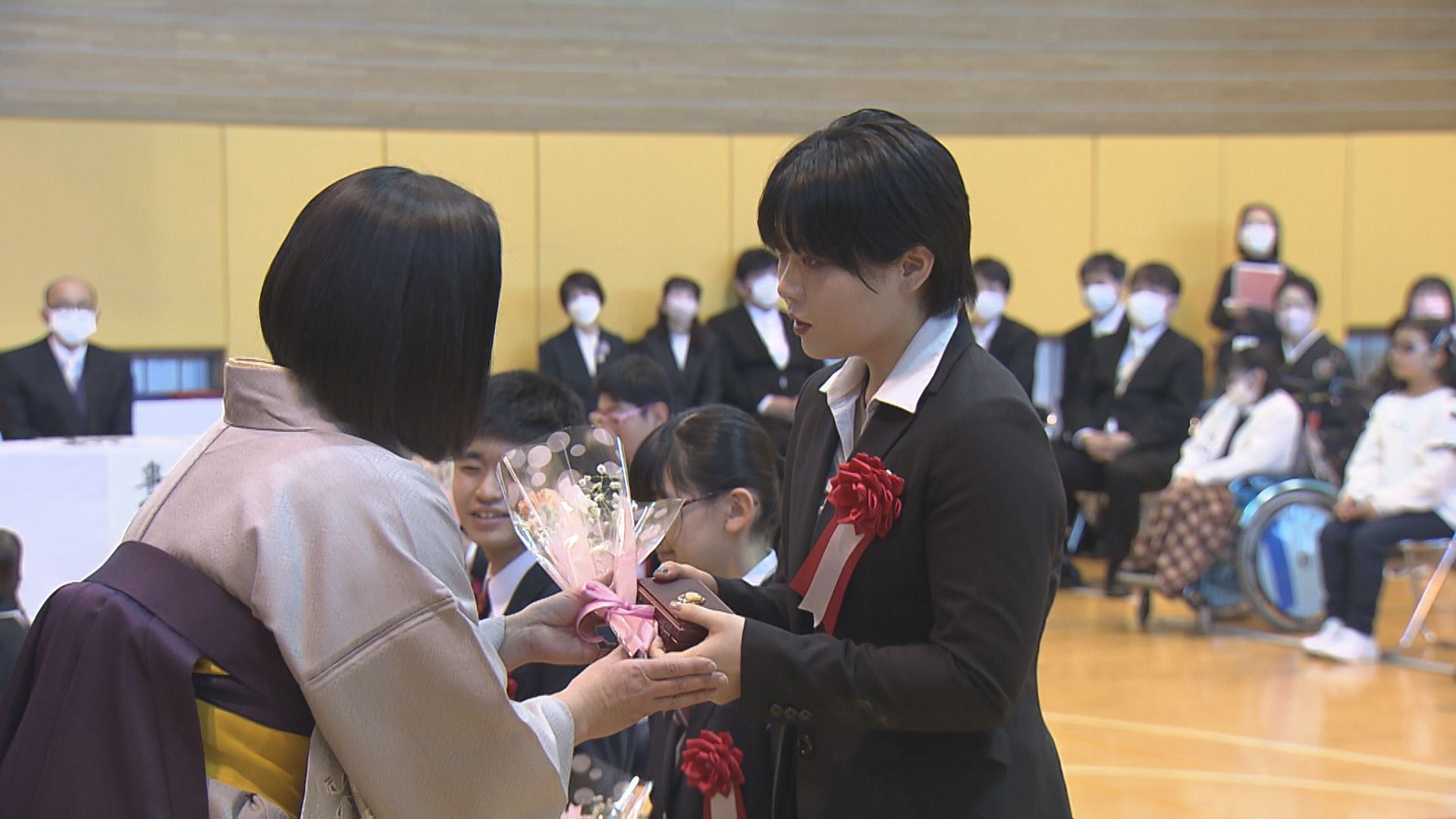 つらい時は聞きながら頑張る」県立盲学校 卒業生に善意のオルゴール