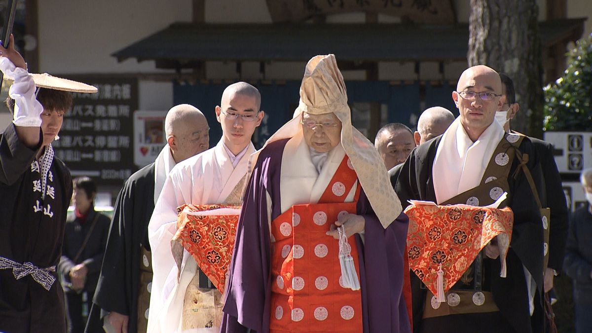 身延山久遠寺 新法主の入山式 信徒ら300人が見守る 山梨県