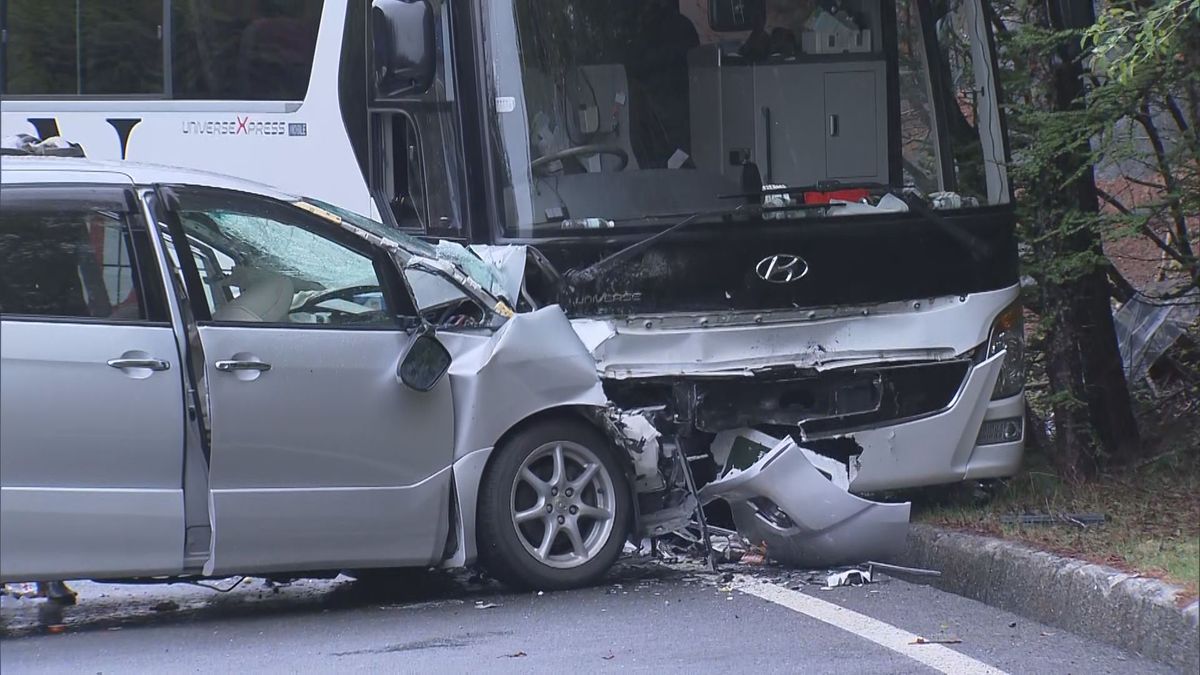 富士スバルラインでバスとワゴン車が正面衝突 男女6人けが 1人は重傷か 山梨
