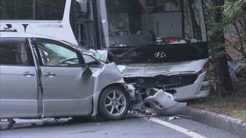 富士スバルラインでバスとワゴン車が正面衝突 男女6人けが 1人は重傷か 山梨 
