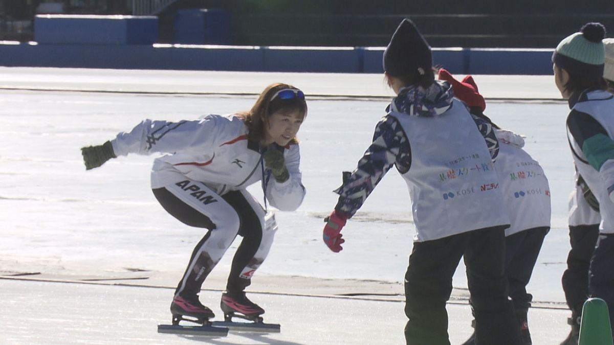 五輪銅メダル 岡崎朋美さんが初心者にスケートを手ほどき 山梨県