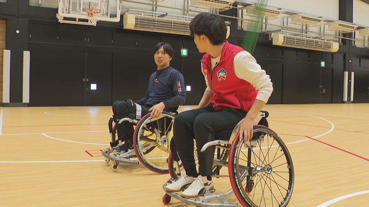 競技の魅力を伝える筒井さん（左）