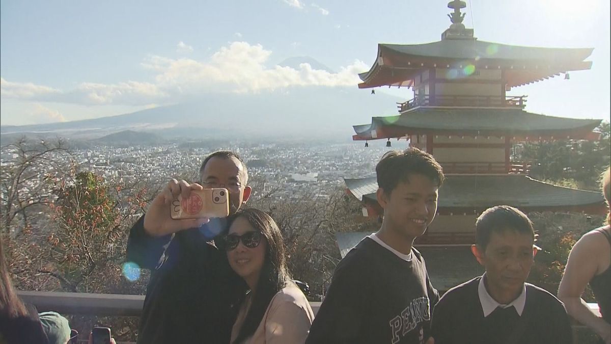 「富士山と五重塔」観光客殺到の公園 4月から駐車場有料化へ 周辺の渋滞対策で 山梨