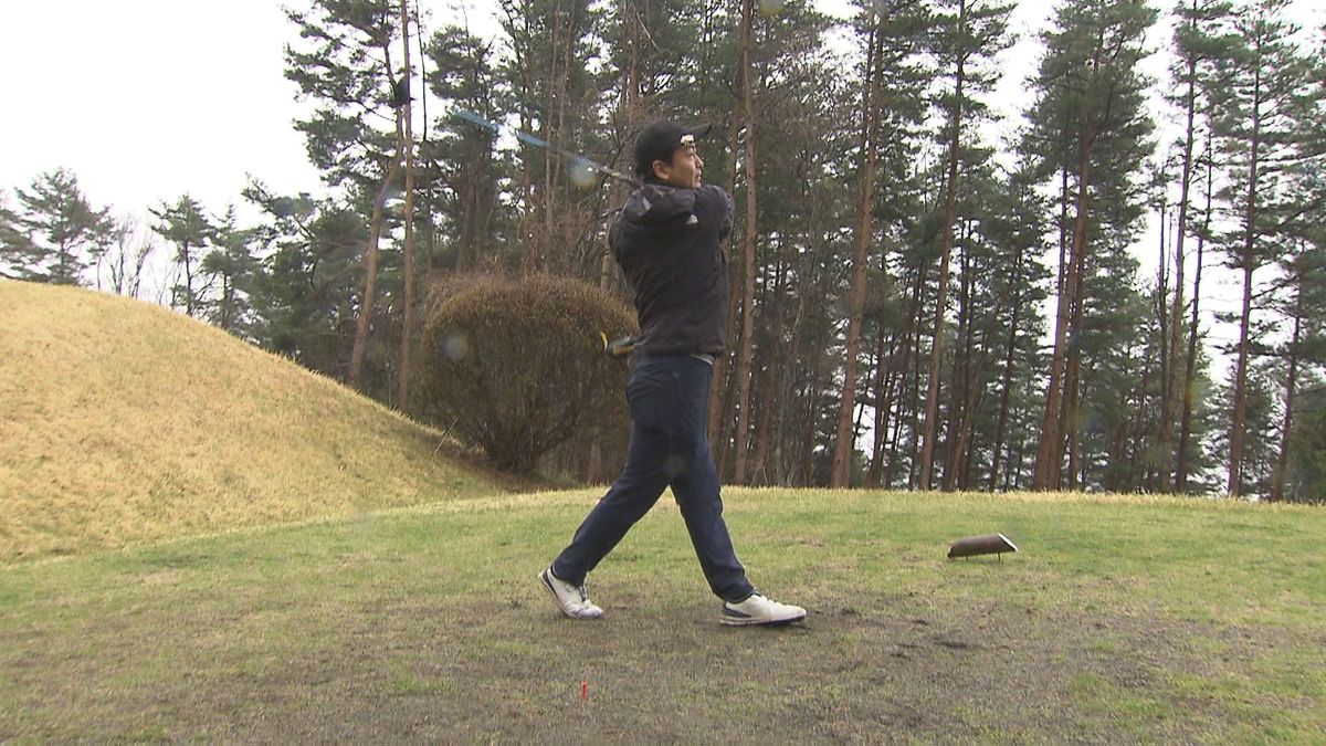 雨の中でもゴルフの楽しさを分かち合う 約70人が参加 パット対決も 山梨