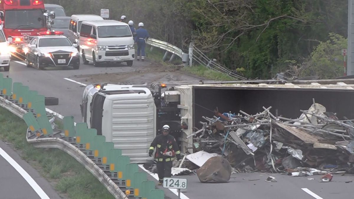 【続報】中央道・大型トラック横転事故 運転手を病院に搬送 意識はある模様 山梨県