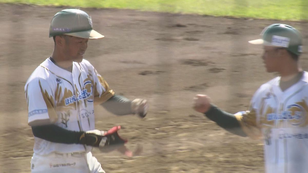 同点タイムリーの中山（左）