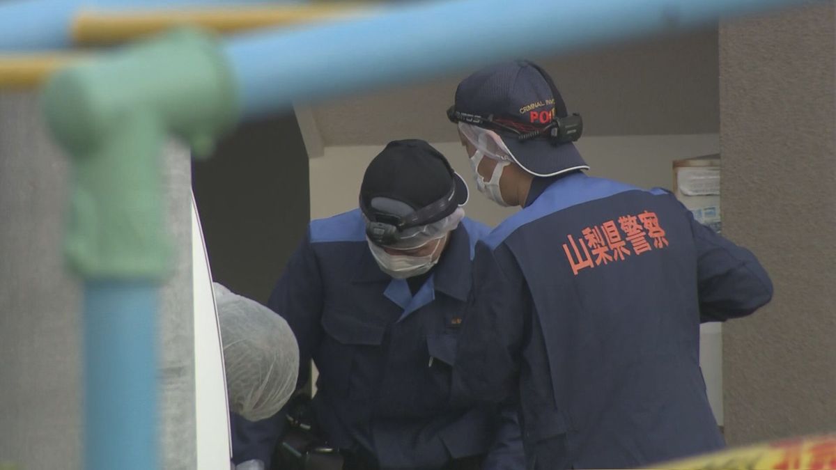 団地女性殺人 刺し傷の多くは臓器に達する深さ 強い殺意か 再逮捕の男を送検 山梨（2025年4月10日掲載）｜YBS NEWS NNN