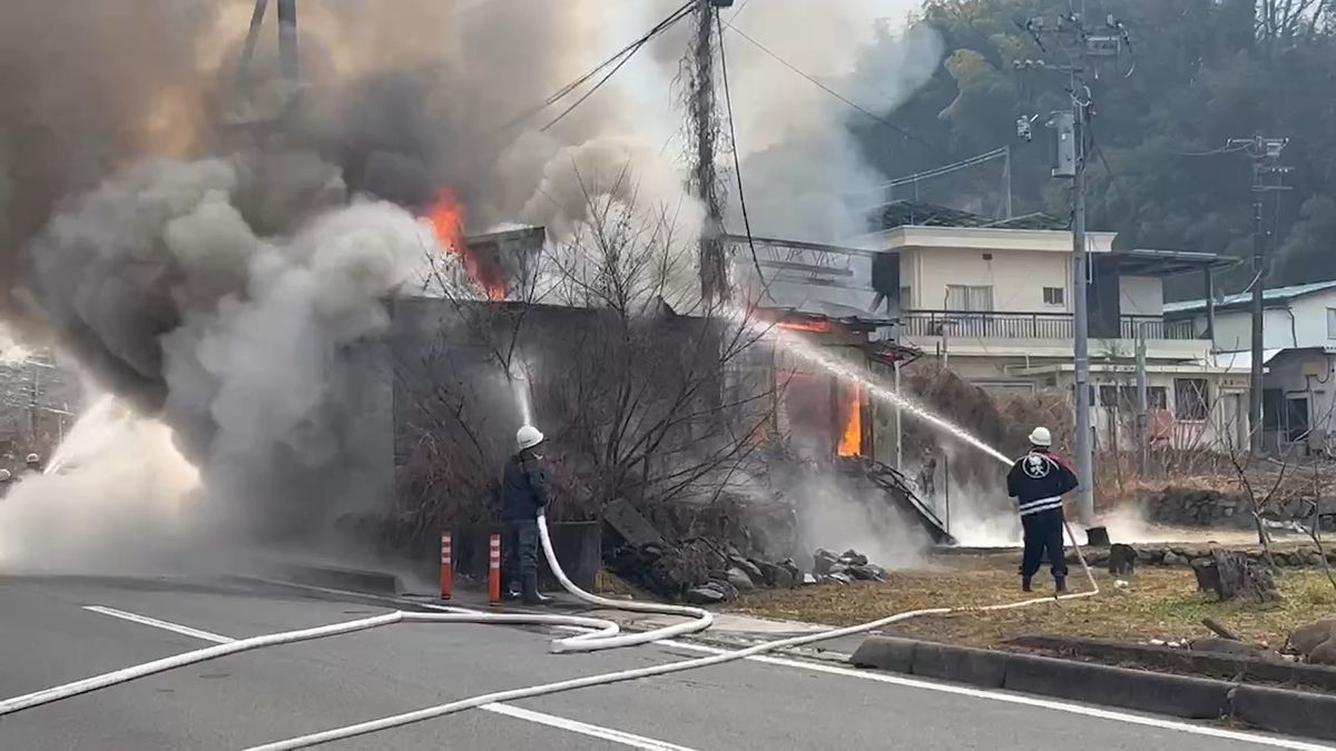 「建物から大量の黒煙」と通報 日中に物置1棟を全焼 けが人や延焼なし 山梨・笛吹市