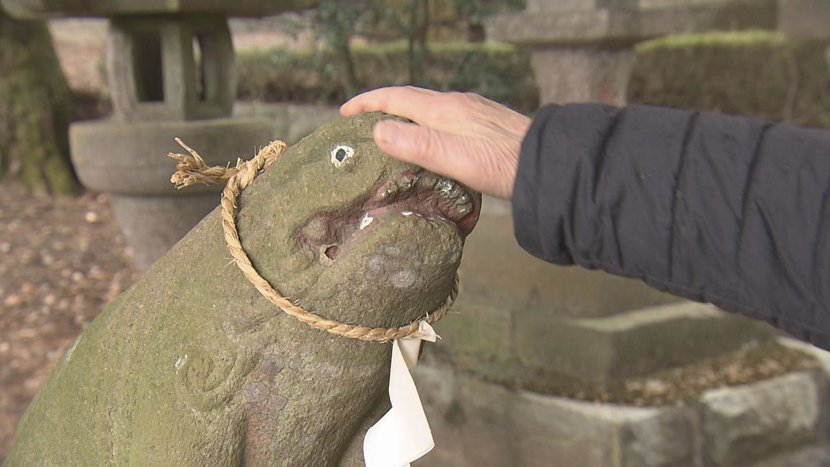 「ヘビにも見えるけど…」風変わりな“狛犬”が話題 なでると御利益も 山梨・大月市