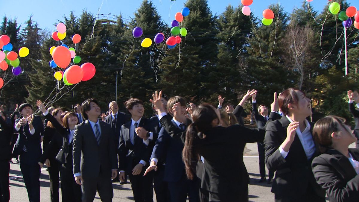 富士急グループで「二十歳を祝う会」 新成人の社員が決意を新たに 山梨県